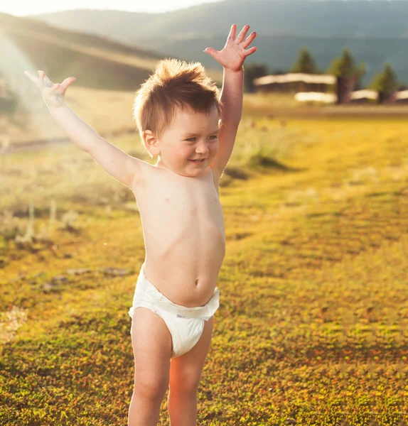 Šťastné dítě při západu slunce — Stock fotografie