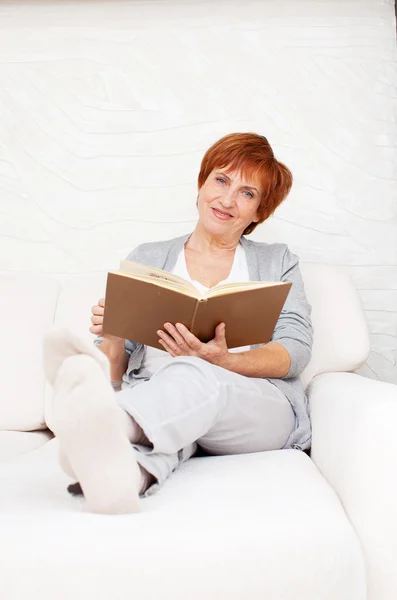 Mulher adulta livro de leitura — Fotografia de Stock