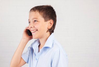 Çocuk konuşan telefon