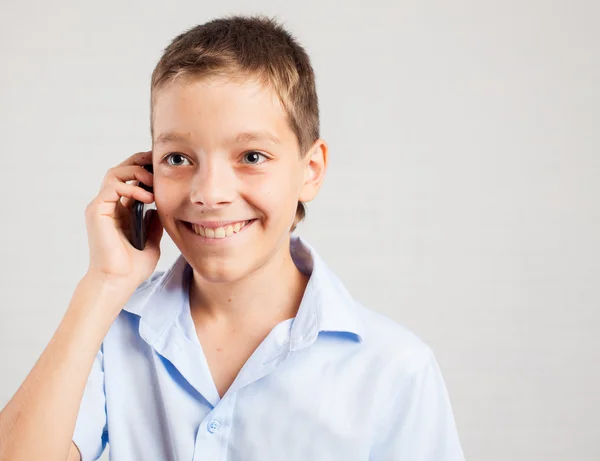 Jongen pratende telefoon — Stockfoto