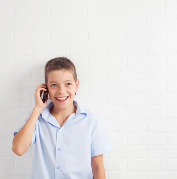 Jongen pratende telefoon — Stockfoto