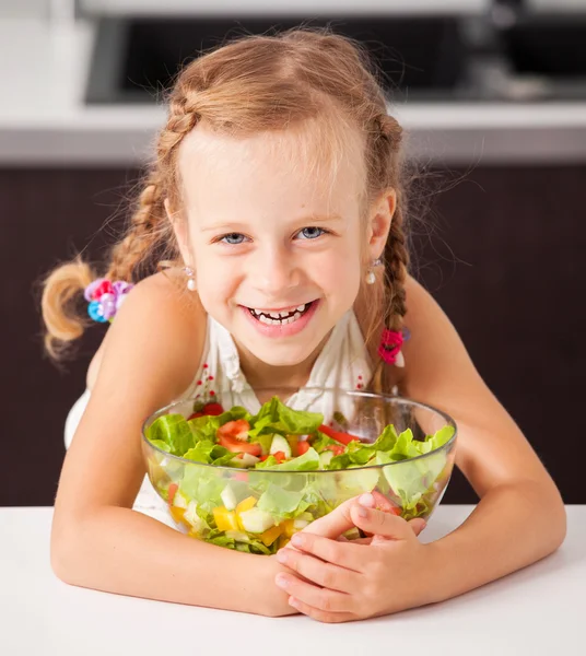 Kleines Mädchen isst Gemüsesalat — Stockfoto