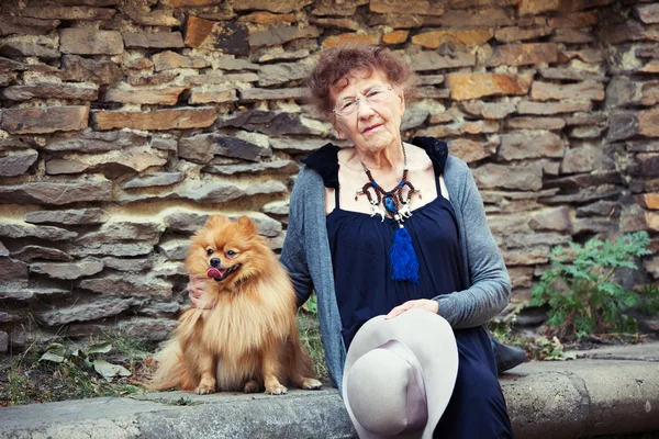 Стильна 90-річна жінка, що гуляє містом — стокове фото