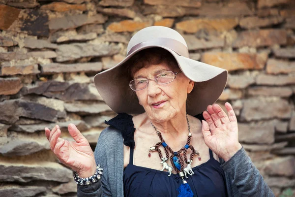 Elegante donna di 90 anni che cammina per la città — Foto Stock