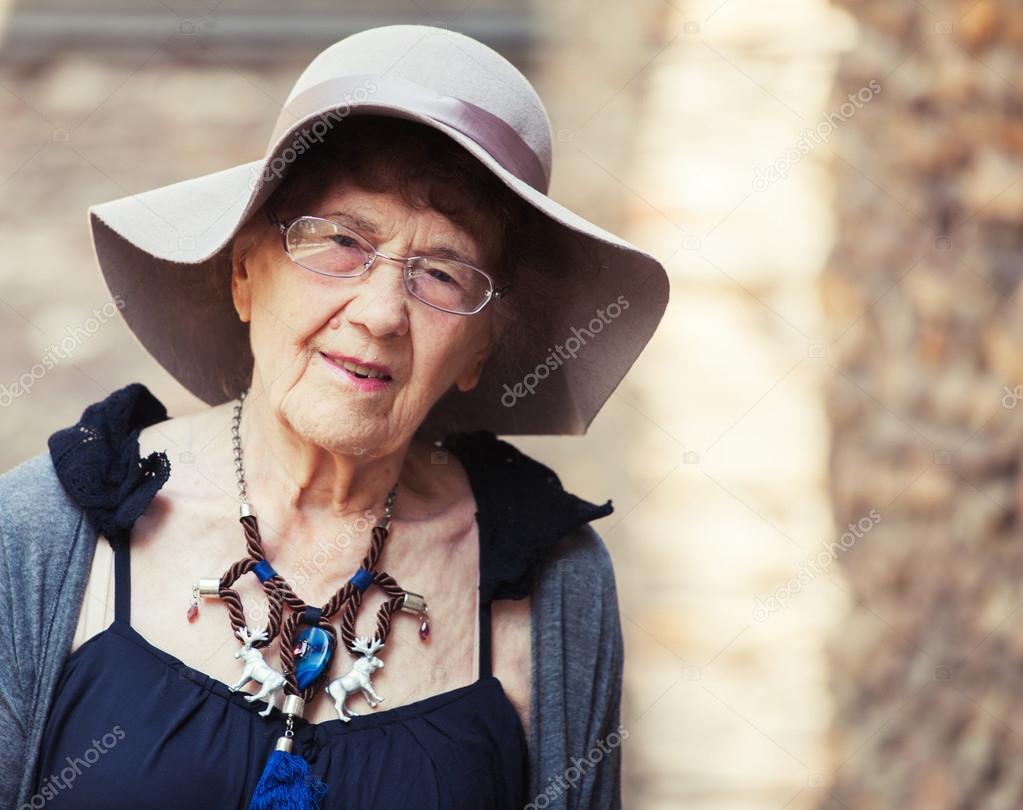 Stylish 90 years old woman walking around city — Stock Photo