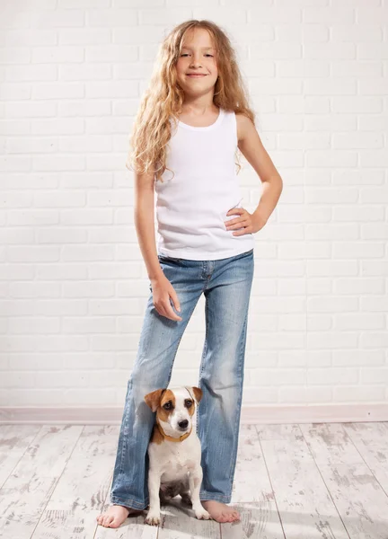 Ребёнок с собакой — стоковое фото