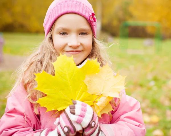 Mädchen im Herbst — Stockfoto