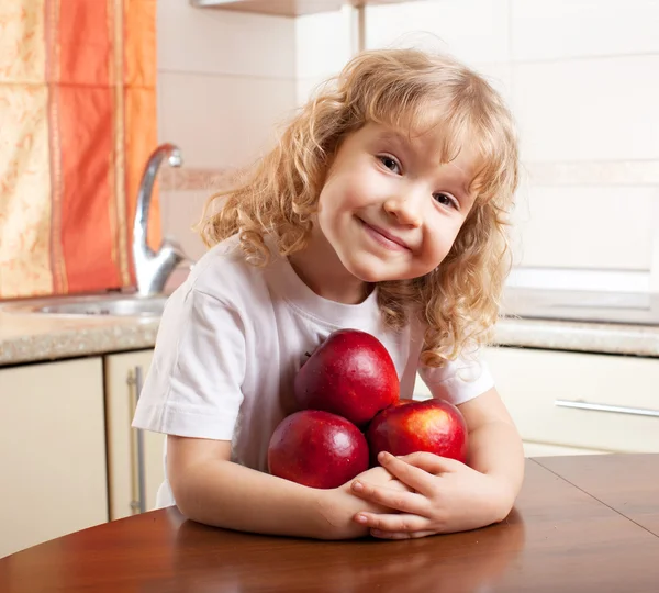 Niño con manzana — Foto de Stock