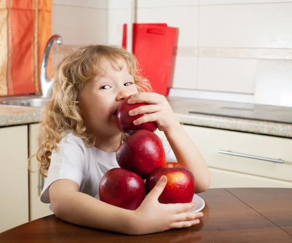 Niño con manzana — Foto de Stock