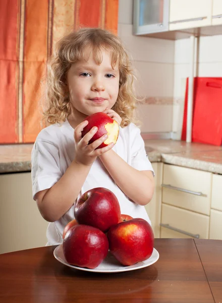 Niño con manzana — Foto de Stock