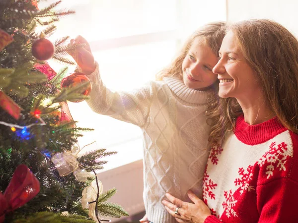 Anne ve kızı Noel ağacını süslüyor. — Stok fotoğraf