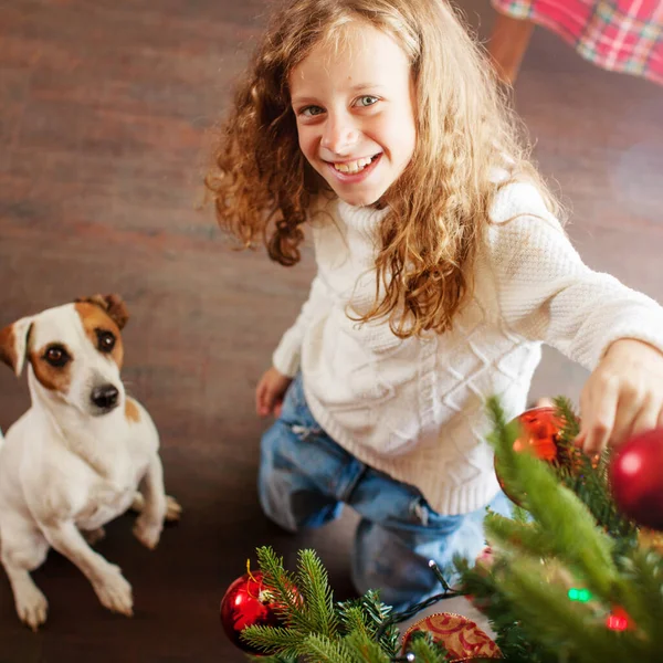 Köpek süslemeli çocuk Noel ağacı — Stok fotoğraf