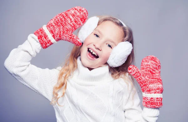 Menina em roupas de inverno — Fotografia de Stock