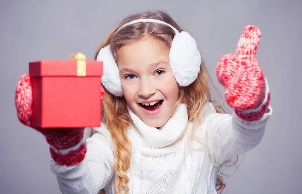 Chica en ropa de invierno con regalo — Foto de Stock