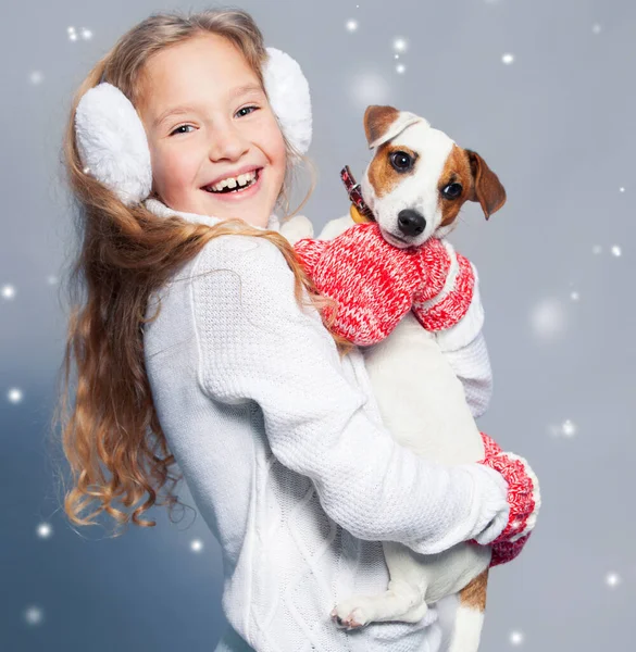 Meisje met puppy in winterkleding — Stockfoto