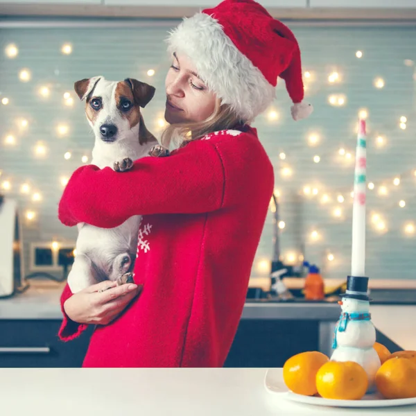 Frau mit Hund auf Weihnachtsmütze — Stockfoto