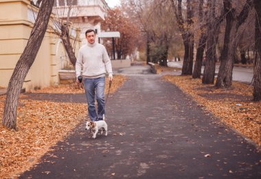 Adam Köpeğiyle Yürür