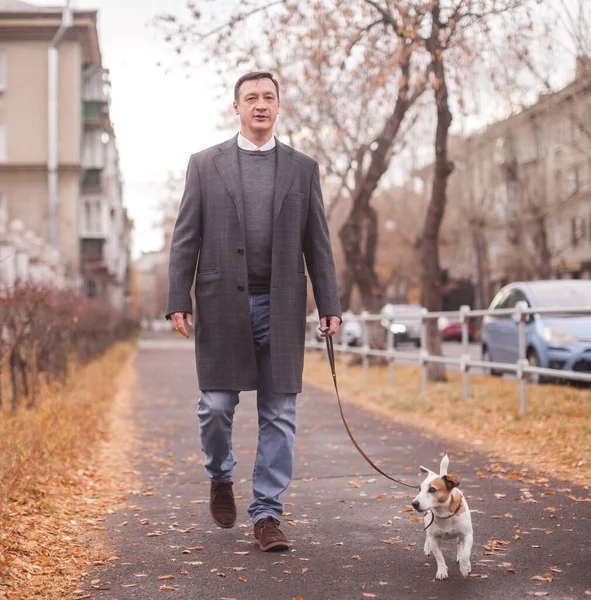 Uomo cammina con il suo cane — Foto Stock