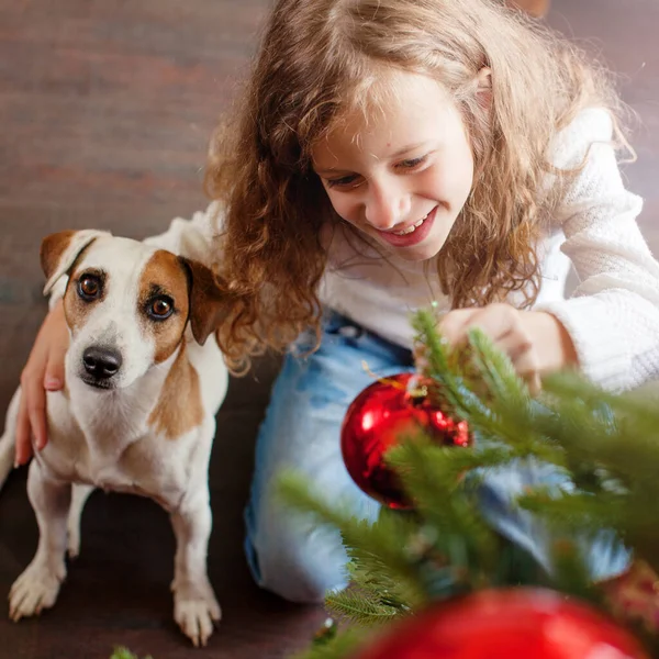 有狗装饰圣诞树的孩子 — 图库照片