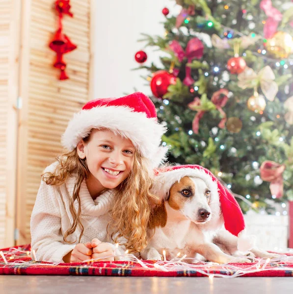 Enfant avec chien près de l'arbre de Noël — Photo