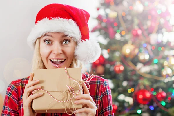 Mujer feliz en el fondo del árbol de Navidad — Foto de Stock