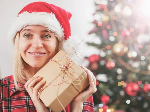 Gift on female hands — Stock Photo, Image