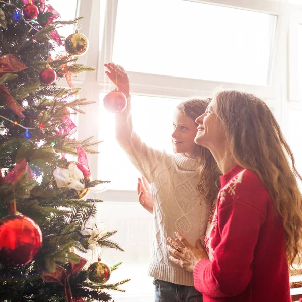 Mom and daughter decorate the Christmas tree — Stock Photo, Image