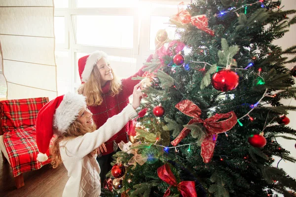 Çocukların Noel ağacı süslemesi — Stok fotoğraf