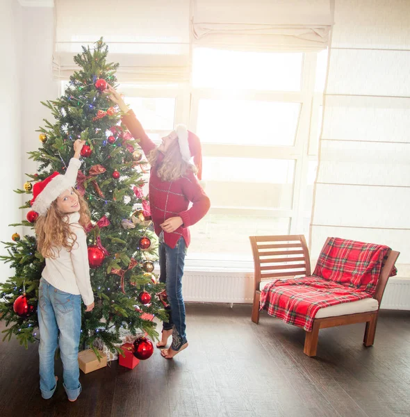 Çocukların Noel ağacı süslemesi — Stok fotoğraf