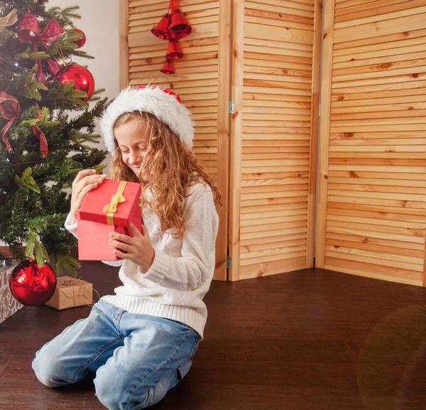 Noel ağacının yanında hediyeli bir çocuk — Stok fotoğraf