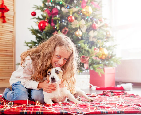 Enfant avec chien près de l'arbre de Noël — Photo