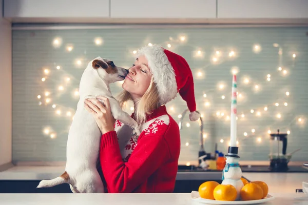 Frau mit Hund auf Weihnachtsmütze — Stockfoto