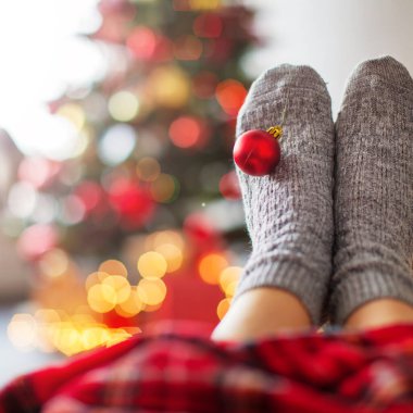 Noel ağacı arka planında örülmüş çoraplar