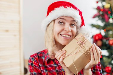 Mutlu kadın Noel ağacının arkasında