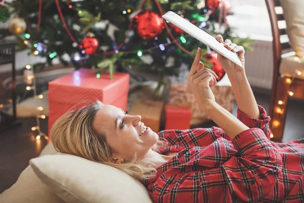 Mulher com tablet perto da árvore de natal — Fotografia de Stock