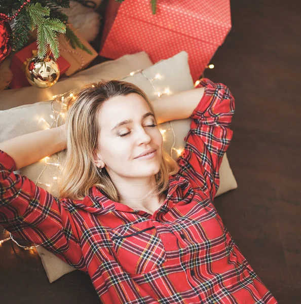 Glückliche Frau in Weihnachtsbeleuchtung gehüllt — Stockfoto