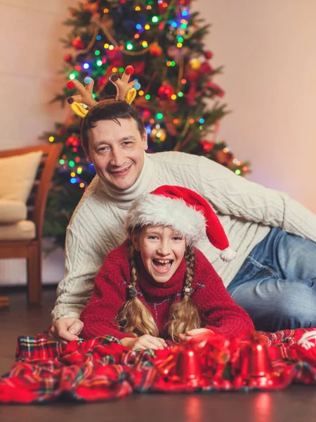 Lächeln Mädchen mit Papa in der Nähe des Weihnachtsbaums zu Hause — Stockfoto