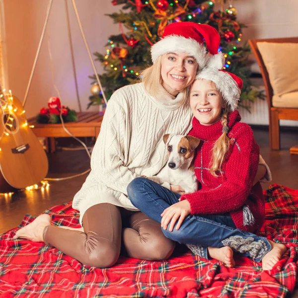 Lächeln Mädchen mit Mama in der Nähe von Weihnachtsbaum zu Hause — Stockfoto