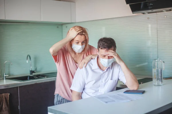 Serious stressed couple worried about unpaid bank debt calculate bills, shocked poor family looking at calculator counting loan payment upset about money problem during the pandemic coronavirus — Stock Photo, Image
