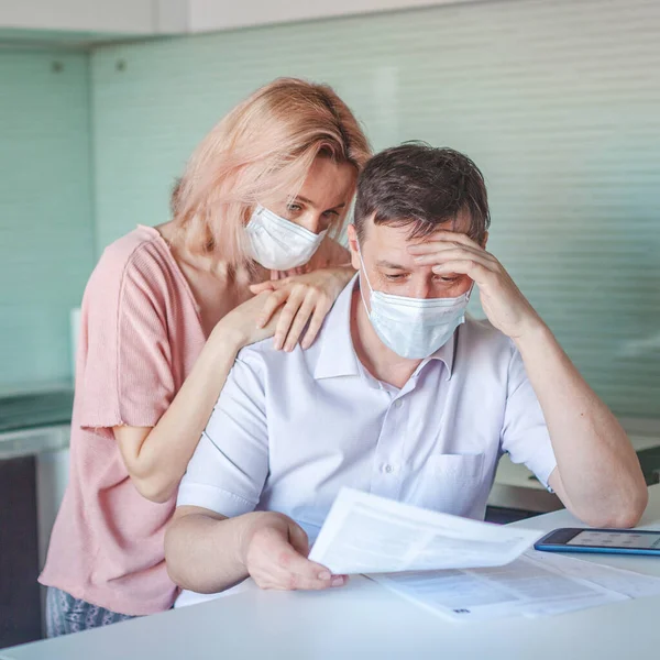 Serious stressed couple worried about unpaid bank debt calculate bills, shocked poor family looking at calculator counting loan payment upset about money problem during the pandemic coronavirus — Stock Photo, Image