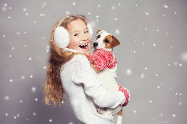 Kışlık elbiseli köpek yavrusu