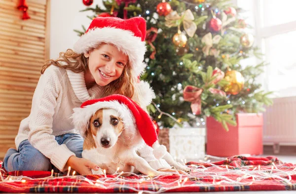 Kind mit Hund in der Nähe von Weihnachtsbaum — Stockfoto