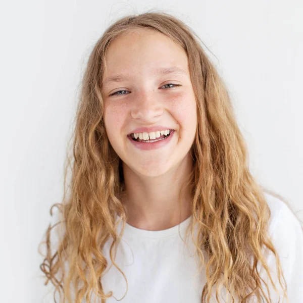 Retrato Sonriente Jovencita Adolescente Fondo Blanco —  Fotos de Stock