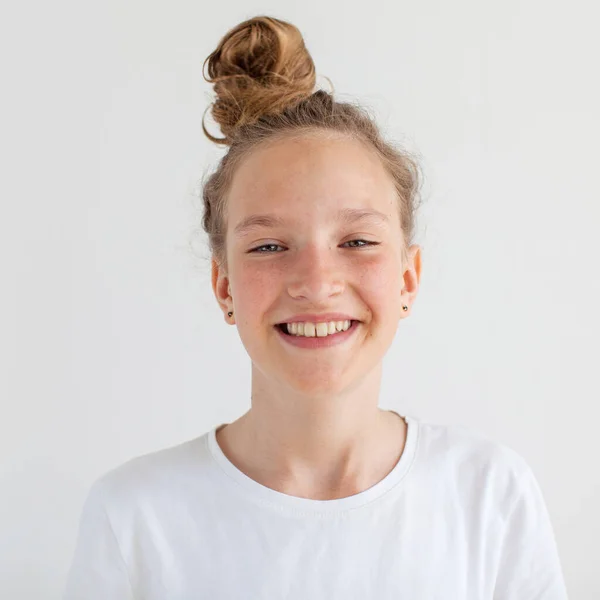 Adolescent Fond Blanc Portrait Souriant Jeune Fille — Photo