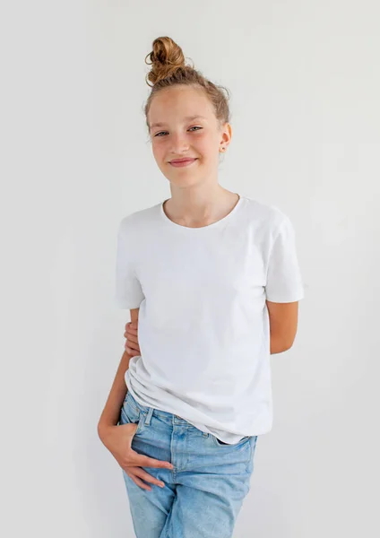 Tonåring Vit Bakgrund Porträtt Leende Ung Flicka — Stockfoto
