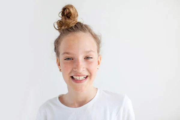 Tiener Witte Achtergrond Portret Glimlachen Jong Meisje — Stockfoto