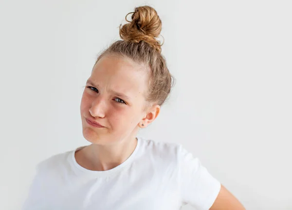 Teen Auf Weißem Hintergrund Porträt Lächelndes Junges Mädchen — Stockfoto