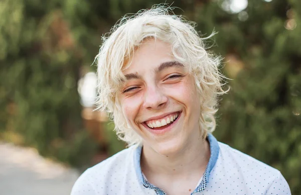 Açık Havada Mutlu Bir Genç Gülümseyen Sarışın Yakışıklı Çocuk — Stok fotoğraf