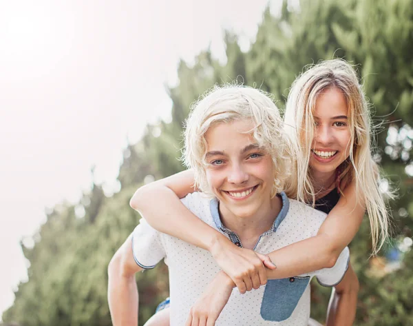 Unga Glada Leende Tonåring Par Omfamna Grön Park Bakgrund Pojke — Stockfoto