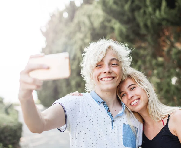 Unga Leende Par Tar Ett Selfie Porträtt Mobiltelefon Glada Tonåringar — Stockfoto